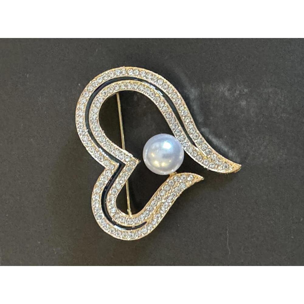 Elegant Heart-Shaped Brooch with Pearl Accent